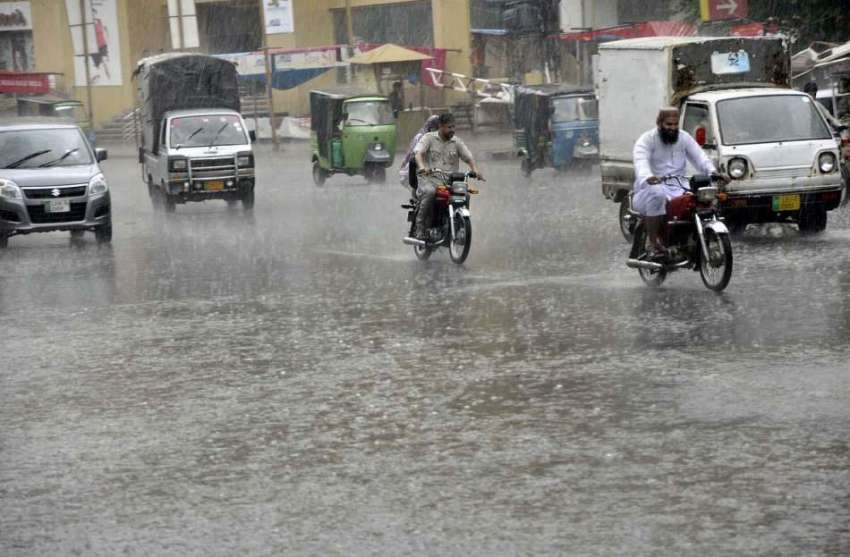 لاہور: صوبائی دارالحکومت میں موسلا دھار بارش کے دوران موٹر ..