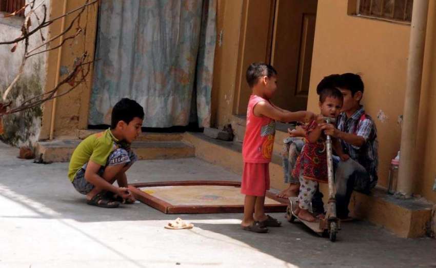 راولپنڈی: لوڈ شیڈنگ کے باعث بچے گلی میں کھیل رہے ہیں۔