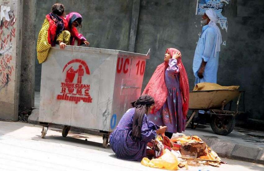 راولپنڈی: خانہ بدوش خواتین کچرا دان سے کارآمد اشیاء جمع ..