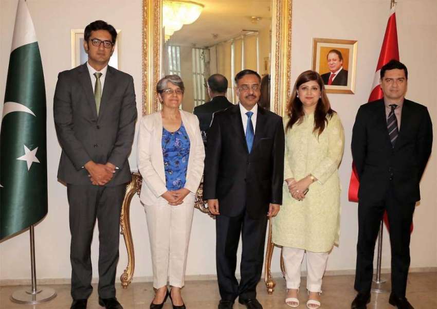 انقرہ: پاکستان کے سفارتخانے کے دورہ کے دوران سفیر سہیل محمود ..