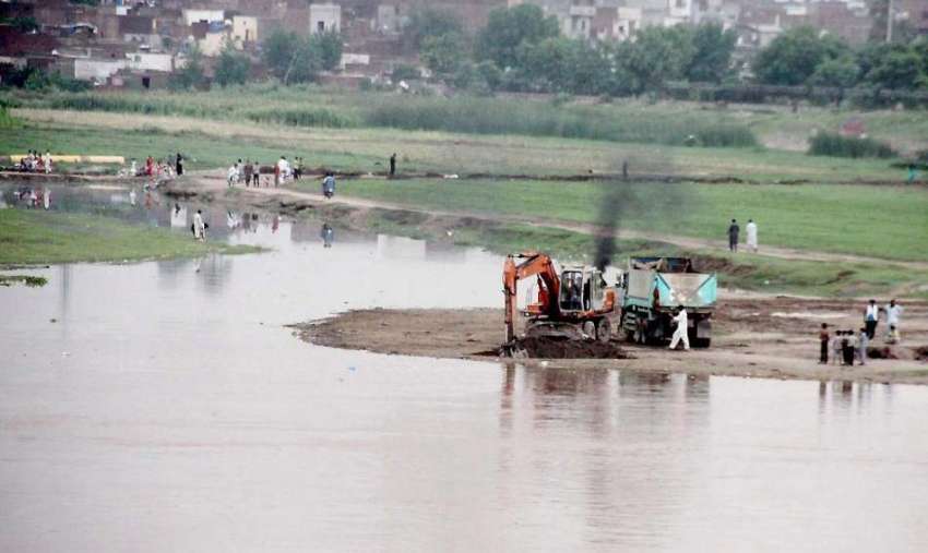 لاہور: دریائے راوی سے کرین کے ذریعے ریت نکالی جا رہی ہے۔
