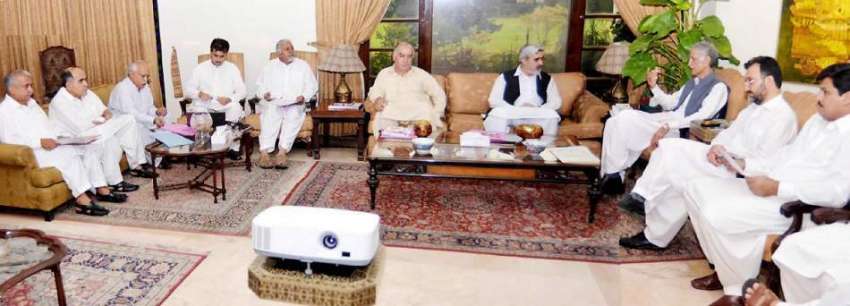 پشاور: وزیر اعلیٰ خیبر پختونخوا پرویز خٹک ضلع نوشہرہ کے ..
