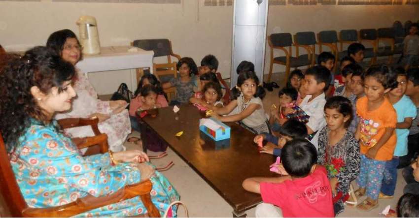 اسلام آباد: ڈاکٹر سائرہ علوی چلڈرن سمر بک کلب کے بچوں سے ..