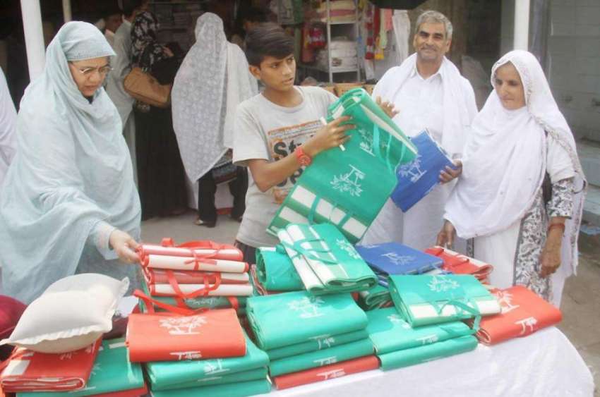 لاہور: حاجی کیمپ میں عازمین حف خریداری کر رہے ہیں۔