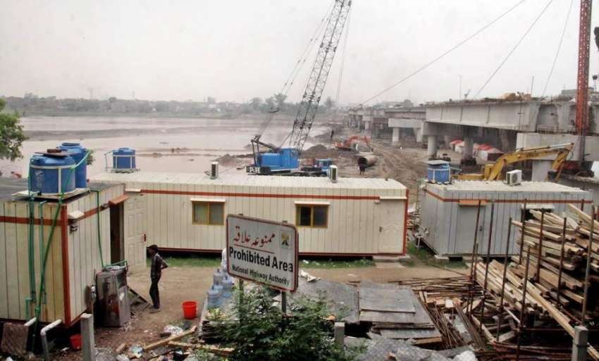 لاہور: دریائے راوی پر نئے پل کی تعمیر کے لیے کام جاری ہے۔
