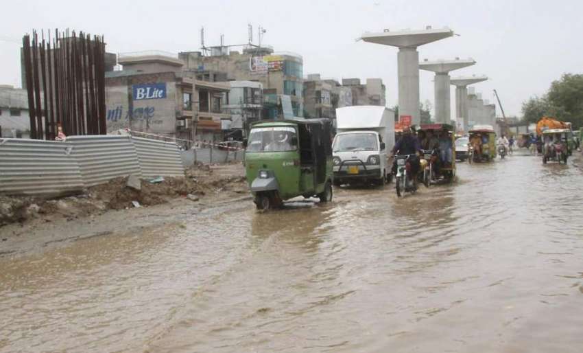 لاہور: صوبائی دارالحکومت میں صبح کے وقت ہونیوالی بارش کے ..