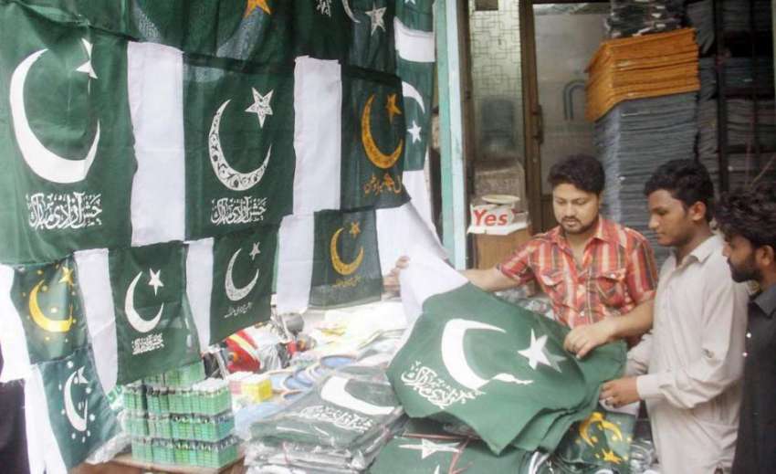 لاہور: نوجوان یوم آزادی کی مناسبت سے اردو بازار سے قومی پرچم ..