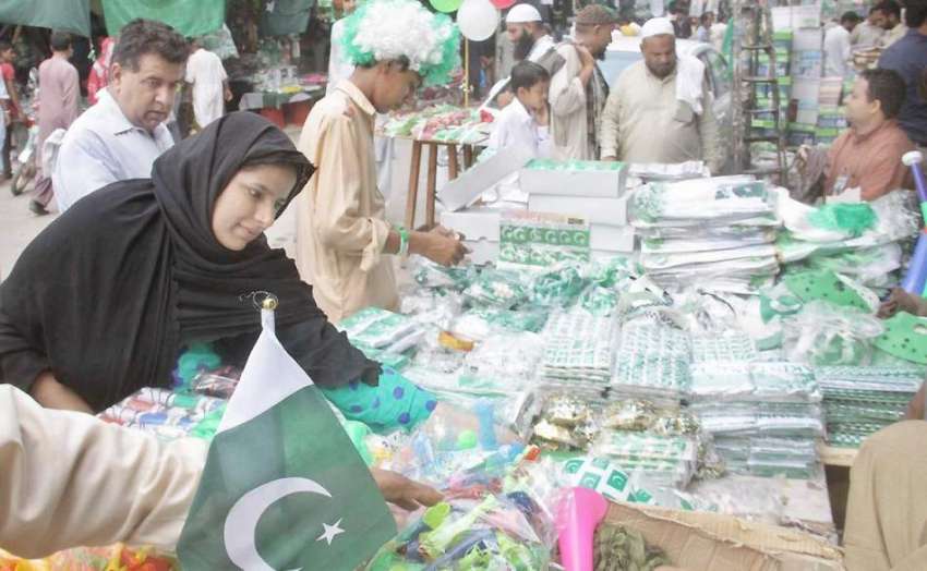 لاہور: ایک خاتون اردو بازار سے یوم آزادی کی مناسبت خریداری ..