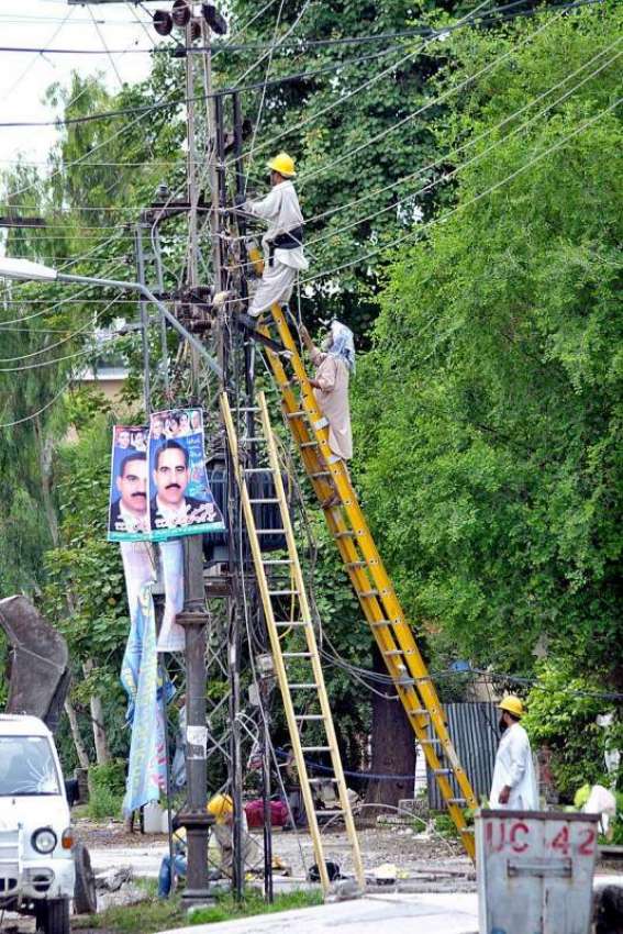 راولپنڈی: واپڈا کے اہلکار بجلی کی خراب تاریں ٹھیک کر رہے ..