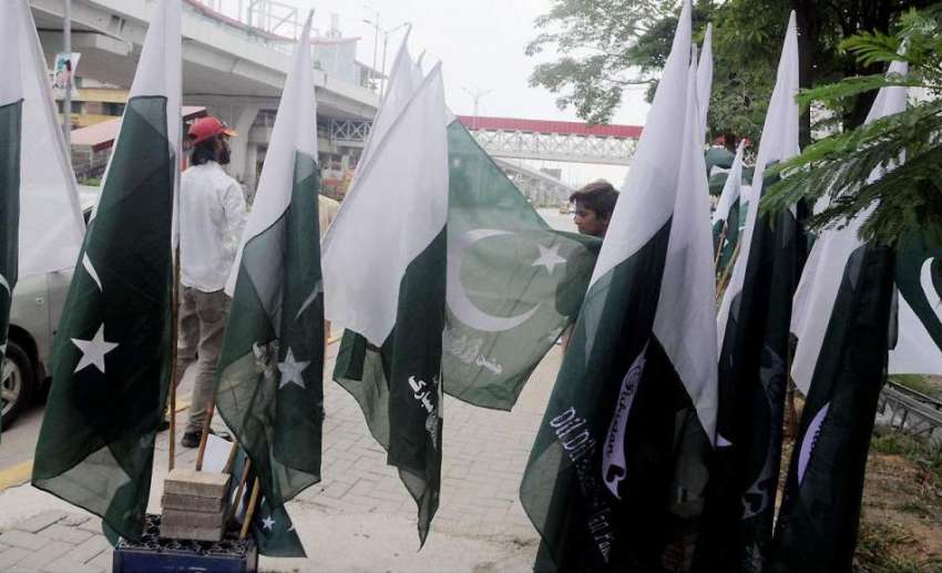 راولپنڈی: جشن آزادی کے سلسلے میں ایک دوکاندار نے مری روڈ ..