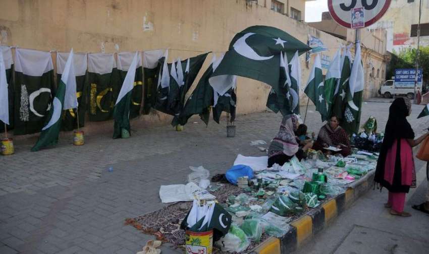راولپنڈی: جشن آزادی کے سلسلے میں ایک خاتون نے مری روڈ پر ..