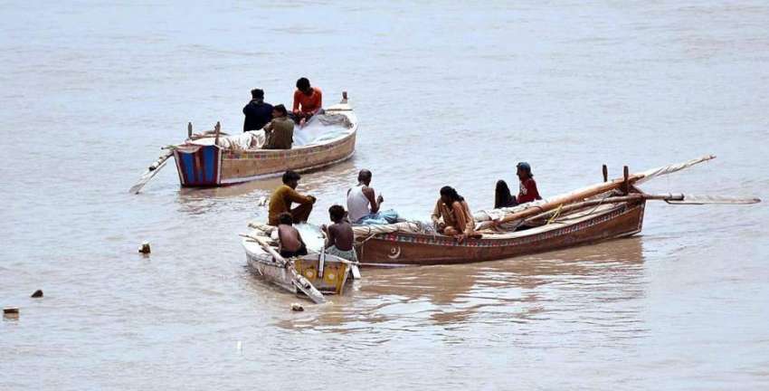 حیدر آباد: مچھیرے دریا سے مچھلیاں پکڑ رہے ہیں۔