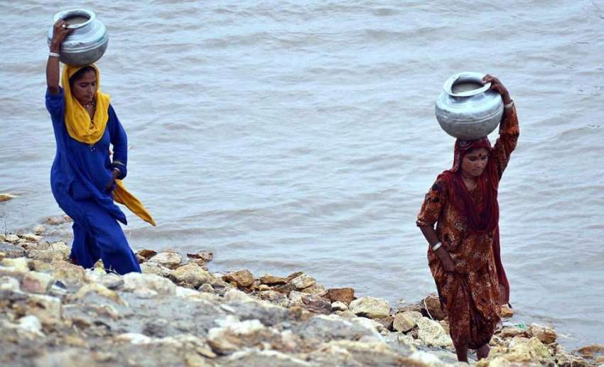 حیدر آباد: نواحی دیہات کی خواتین دریا سے پانی بھر کر لیجا ..