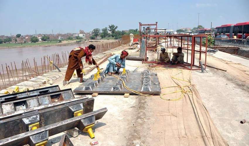 لاہور:صوبائی دارالحکومت میں میٹرو بس پل کی تعمیر کا کام ..
