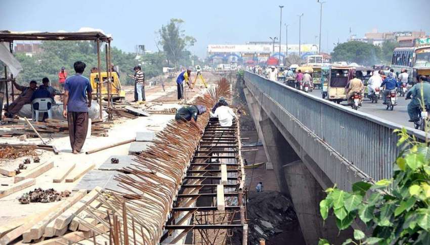 لاہور:صوبائی دارالحکومت میں میٹرو بس پل کی تعمیر کا کام ..