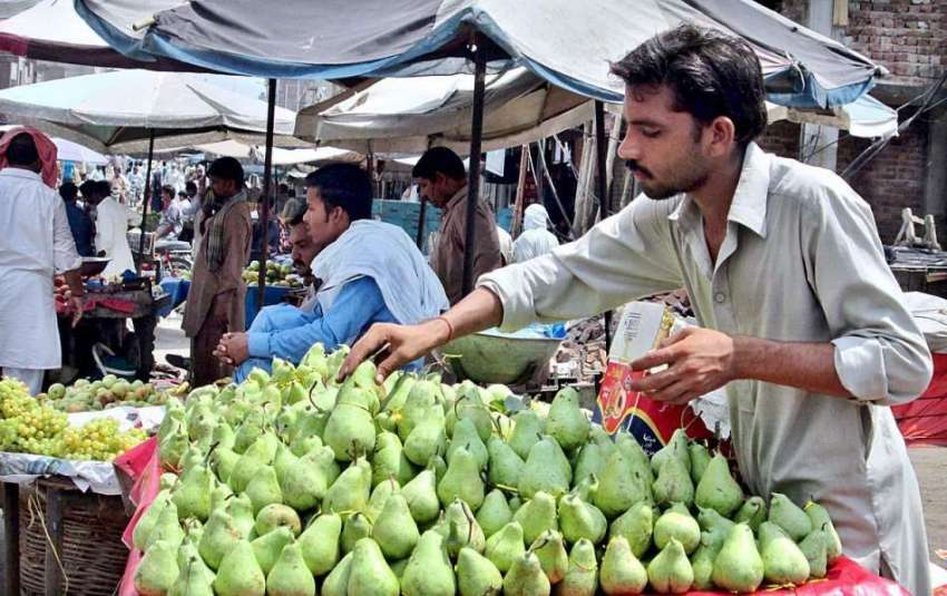 فیصل آباد: ریڑھی بان گاہکوں کو متوجہ کرنے کے لیے ناشپاتی ..
