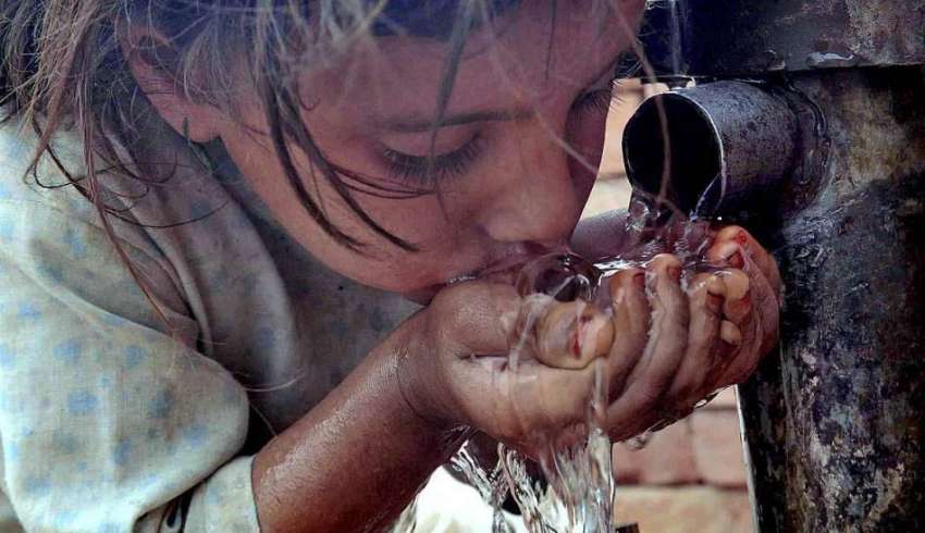 راولپنڈی: خانہ بدوش بچی ہینڈ پمپ سے پانی پی رہی ہے۔