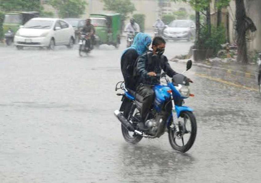لاہور: صوبائی دارالحکومت میں ہونیوالی موسلا دھار بارش کا ..