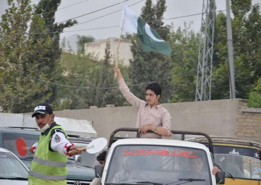 کوئٹہ: جشن آزادی کی آمد کے موقع پر ایک نوجوان نے سبز ہلالی ..