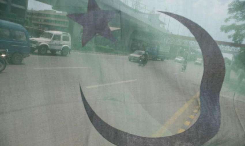 راولپنڈی: ایک شہری نے اپنی گاڑی پر قومی پرچم سجا رکھا ہے۔