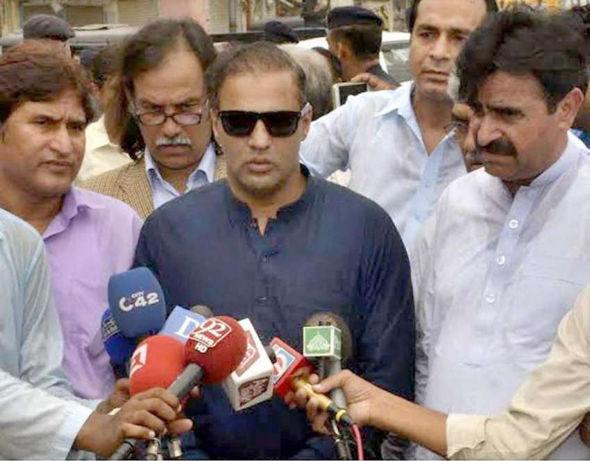لاہور: وزیر مملکت پانی و بجلی عابد شیر علی نشر کالونی میں ..