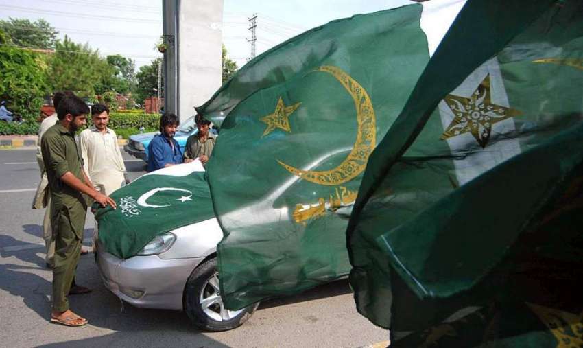 اسلام آباد: شہری یوم آزادی کی آمد کے سلسلے میں اپنی گاڑی ..
