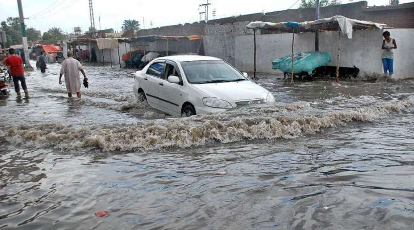 حیدر آباد: شہر میں ہونیوالی تیز بارش کے بعد مکی شاہ روڈ پر ..
