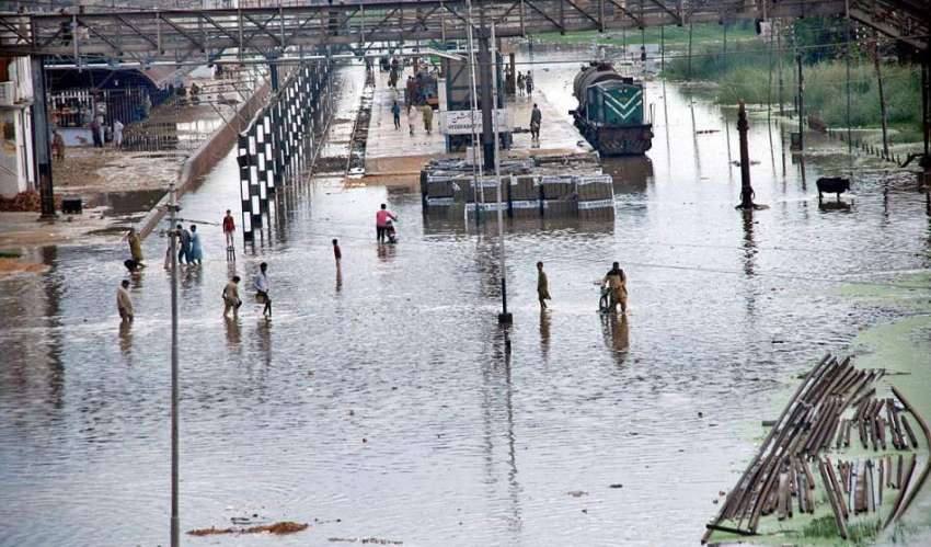 حیدر آباد: شہر میں ہونیوالی تیز بارش کے بعد ریلوے ٹریک پر ..