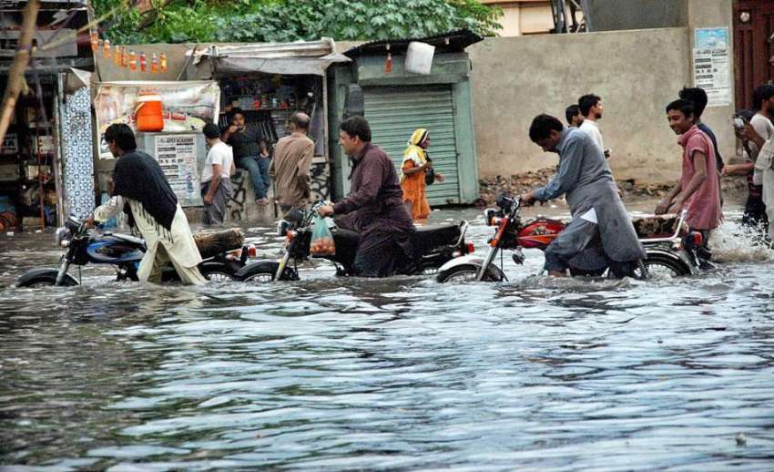 حیدر آباد: شہر میں ہونیوالی تیز بارش کے بعد باچا خان روڈ ..