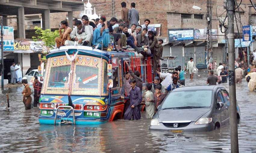 حیدر آباد: شہر میں ہونیوالی تیز بارش کے بعدبارش کے کھڑے پانی ..
