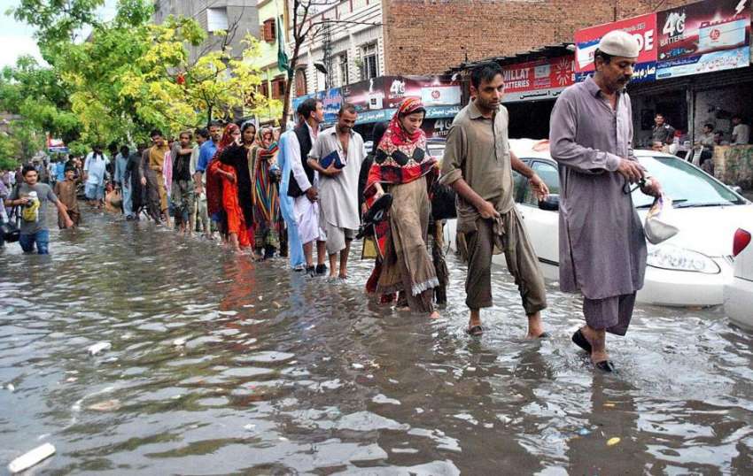 حیدر آباد: شہر میں ہونیوالی تیز بارش کے بعدبارش کے کھڑے پانی ..