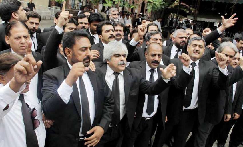 کوئٹہ: سانحہ کوئٹہ کے وکلاء احتجاج کر رہے ہیں۔