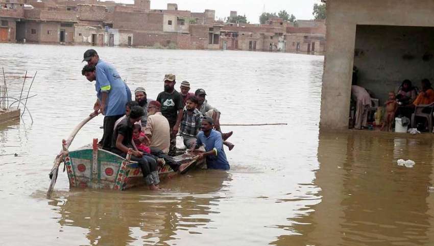 حیدر آباد: شدید بارشوں سے متاثرہ علاقے سے مکین کشتی کے ذریعے ..