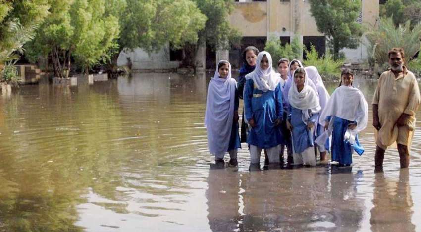 حیدر آباد: اپوا سکول لطیف آباد یونٹ نمبر 8میں برسات کا پانی ..