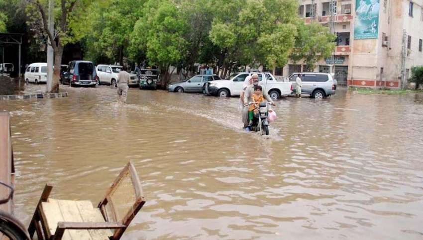 حیدر آباد: شہباز بلڈنگ میں شدید پانی جمع ہے جس سے ملازمین ..