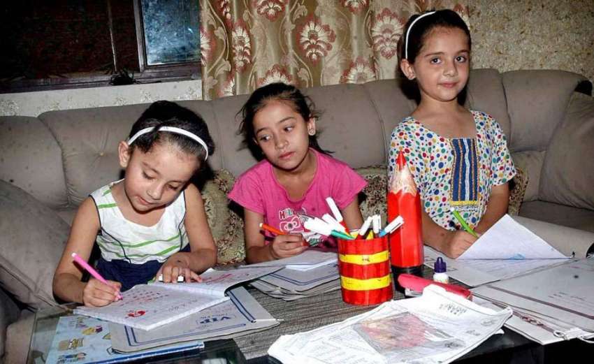 راولپنڈی: گرمیوں کی چھٹیوں کے اختتام کے دنوں میں بچے چھٹیوں ..