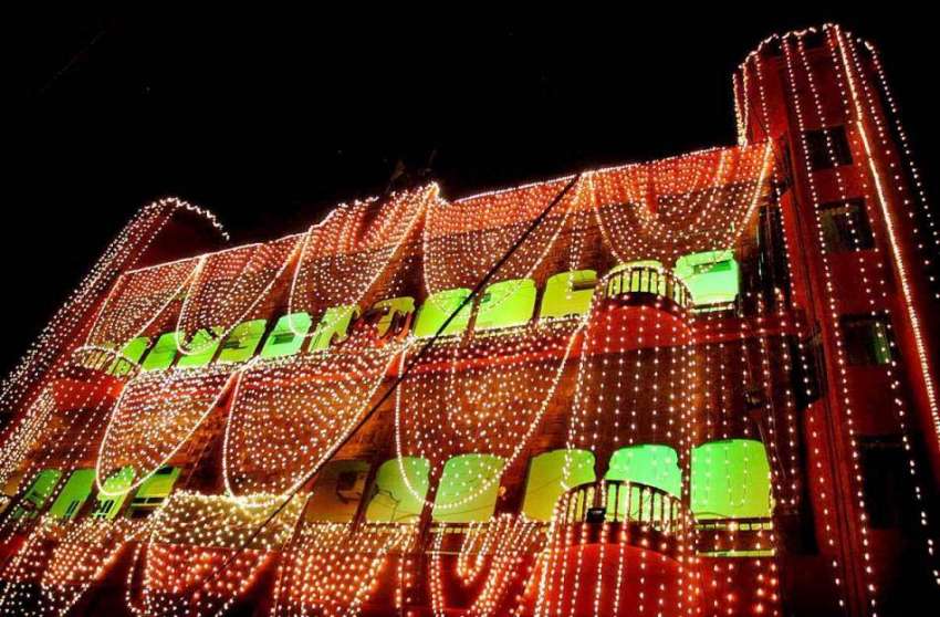 راولپنڈی: جشن یوم آزادی کی آمد کے موقع پر ایک عمارت کو خوبصورت ..