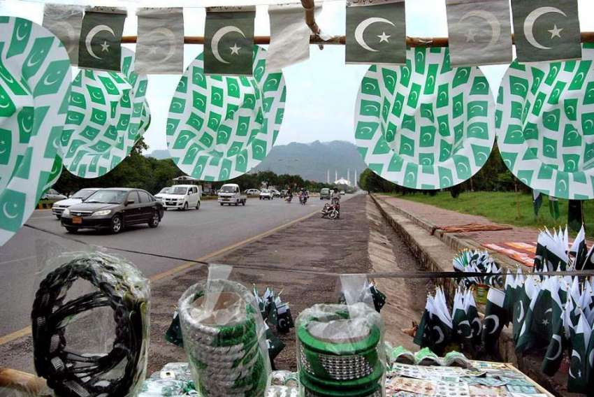 اسلام آباد: یوم آزادی کی آمد کے موقع پر ایک دکاندار سڑک کنارے ..