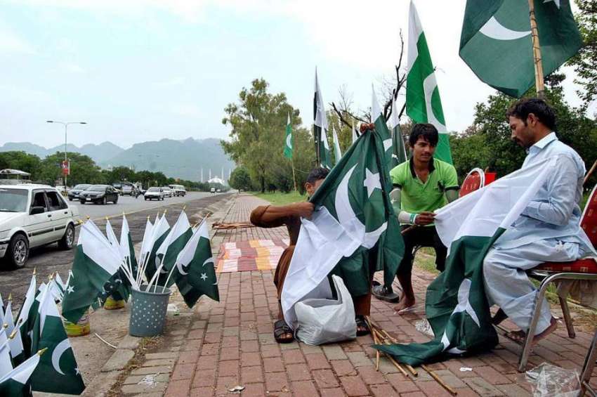 اسلام آباد: یوم آزادی کی آمد کے موقع پر ایک دکاندار سڑک کنارے ..