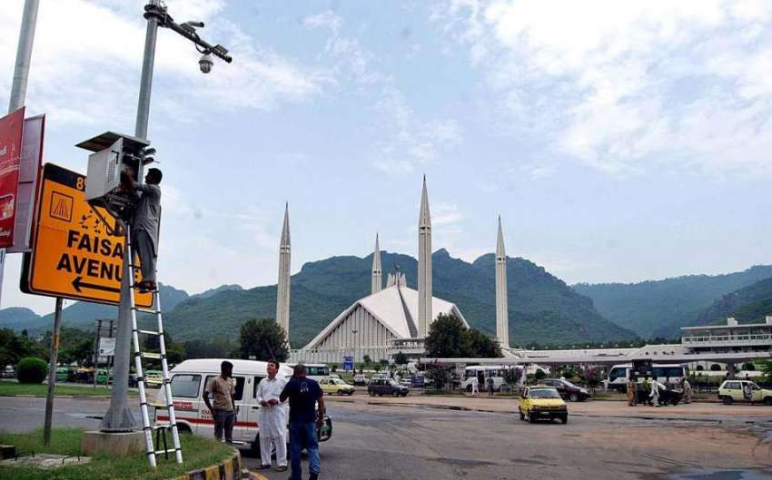 اسلام آباد: فیصل مسجد کے سامنے لگے سیکیورٹی کیمرے کو متعلقہ ..