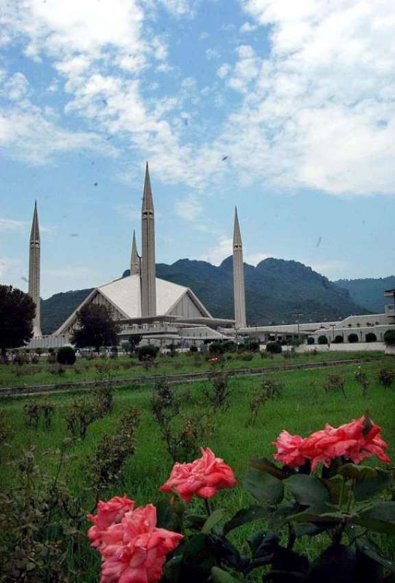 اسلام آباد: فیصل مسجد کے باغیچے کھلے موسمی پھولوں کا خوبصورت ..