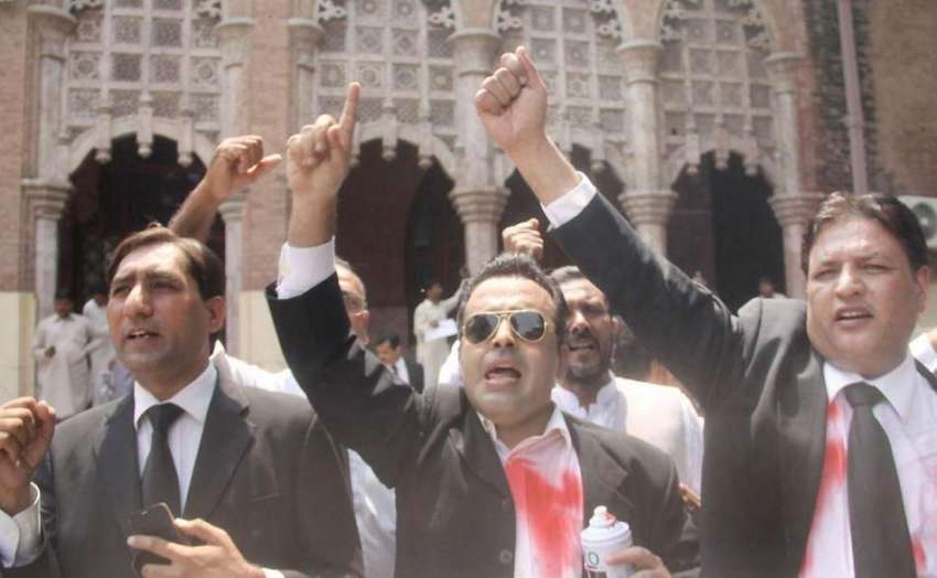 لاہور: ہائی کورٹ میں وکلاء سانحہ کوئٹہ کے خلاف احتجاج میں ..