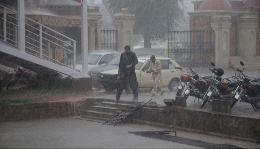 راولپنڈی: منگل کے روز ہونیوالی موسلا دھار بارش کا منظر۔