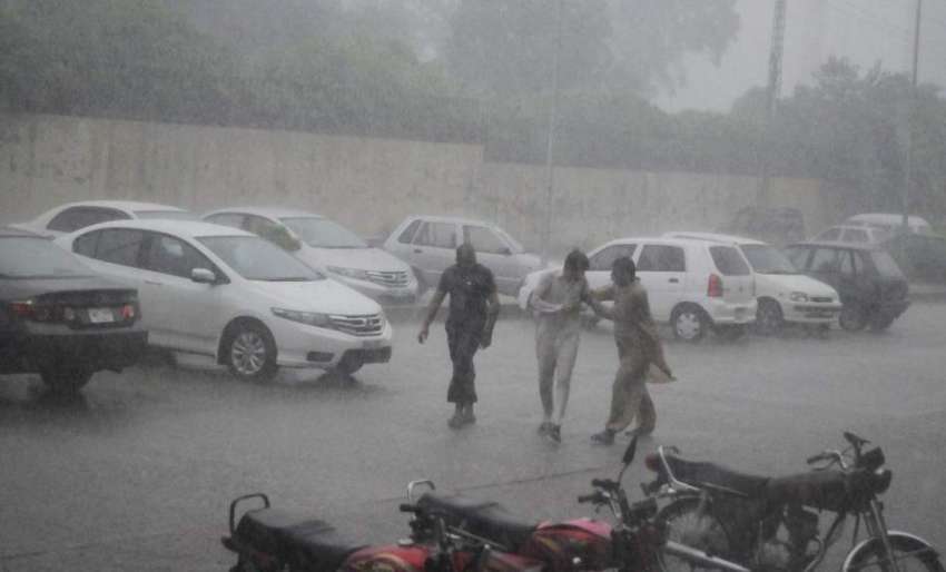 راولپنڈی: منگل کے روز ہونیوالی موسلا دھار بارش کا منظر۔