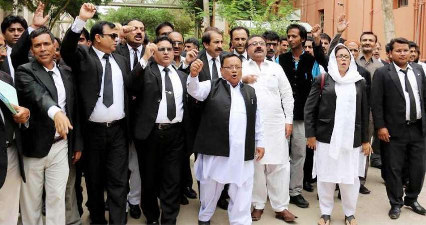 حیدر آباد: سانحہ کوئٹہ کے خلاف وکلاء احتجاجی مظاہرہ کر رہے ..
