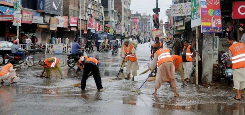 فیصل آباد: ویسٹ مینجمنٹ کا عملہ بارش کے بعد کچہری بازار میں ..