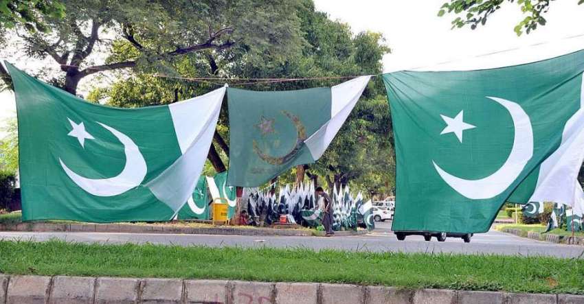 اسلام آباد: جشن یوم آزادی کے سلسلے میں ایک دکاندار نے سڑک ..