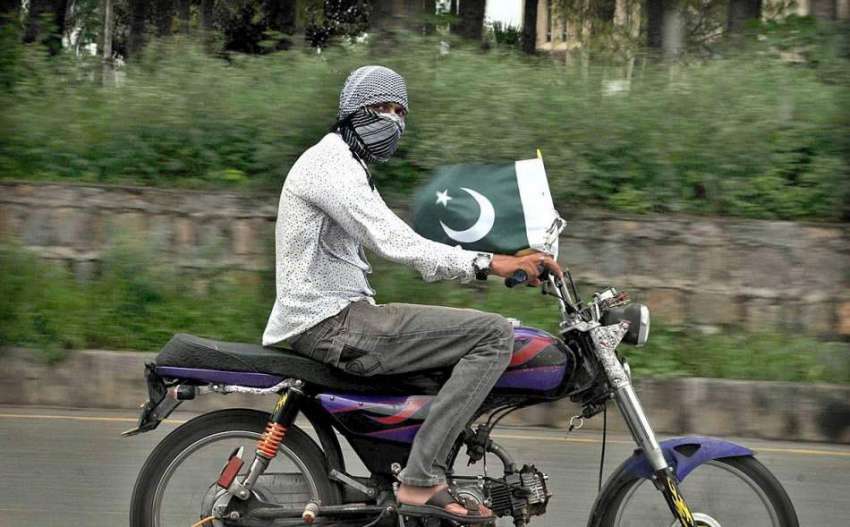 اسلام آباد: ایک موٹر سائیکل سوار نے یوم آزادی کی آمد کے سلسلے ..