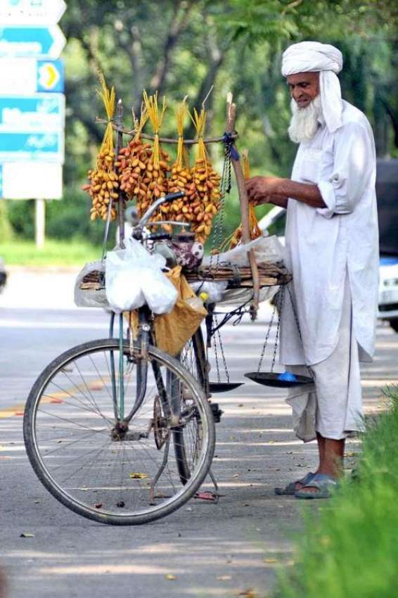 اسلام آباد: ایک معمر شخص گاہکوں کو متوجہ کرنے کے لیے اپنے ..