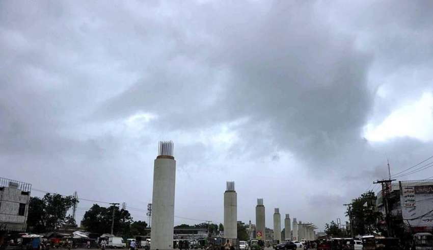 لاہور: صوبائی دا رالحکومت میں دوپہر کے وقت چھائے بادلوں ..